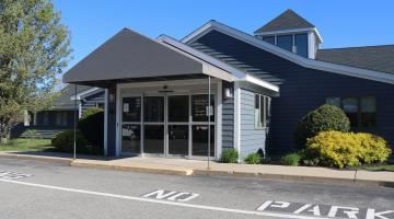 The exterior of South Shore Medical Center, a primary care practice located in Kingston, Massachusetts