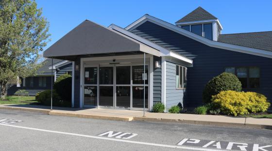 The exterior of South Shore Medical Center, a primary care practice located in Kingston, Massachusetts